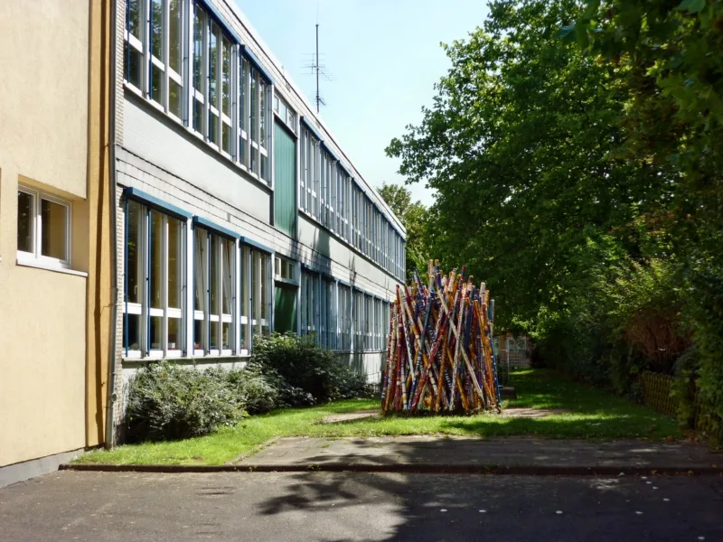Schulhof Bild 3